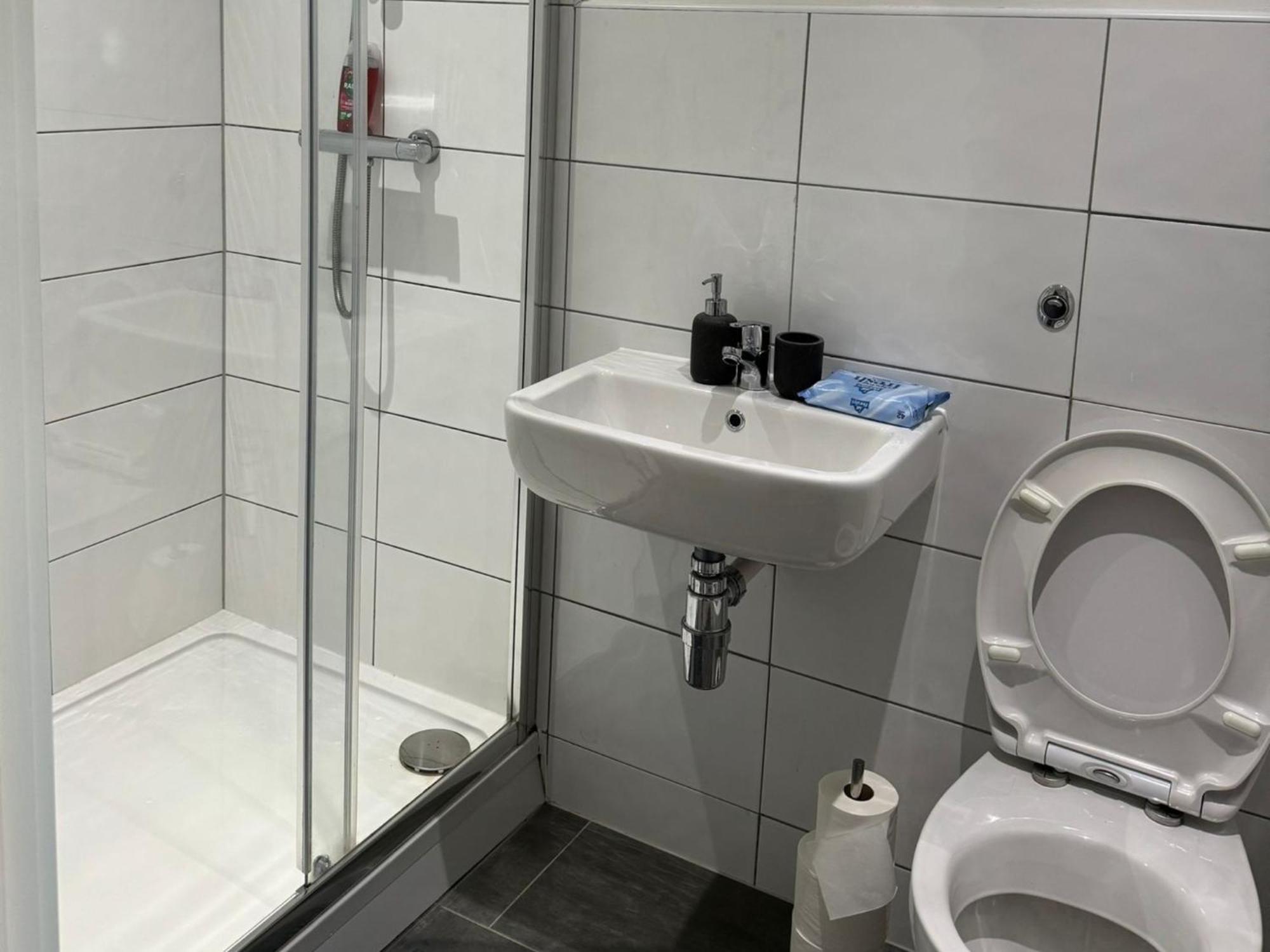 Stunning 2 Bed In Centre With Free Parking - Sleeps 7 *