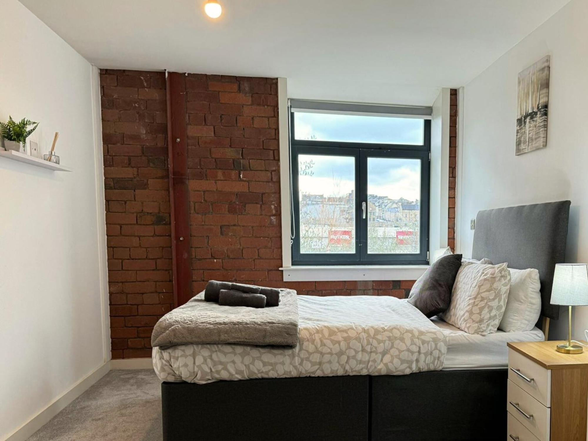 Stunning 2 Bed In Centre With Free Parking - Sleeps 7