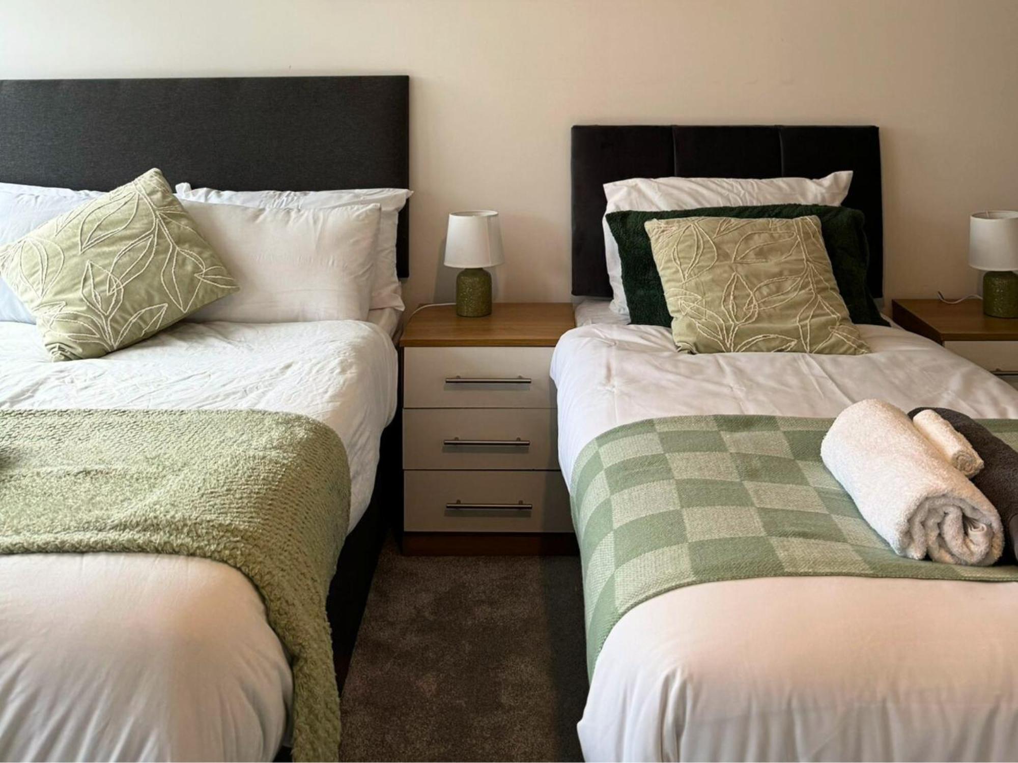 Apartment Stunning 2 Bed In Centre With Free Parking - Sleeps 7 *