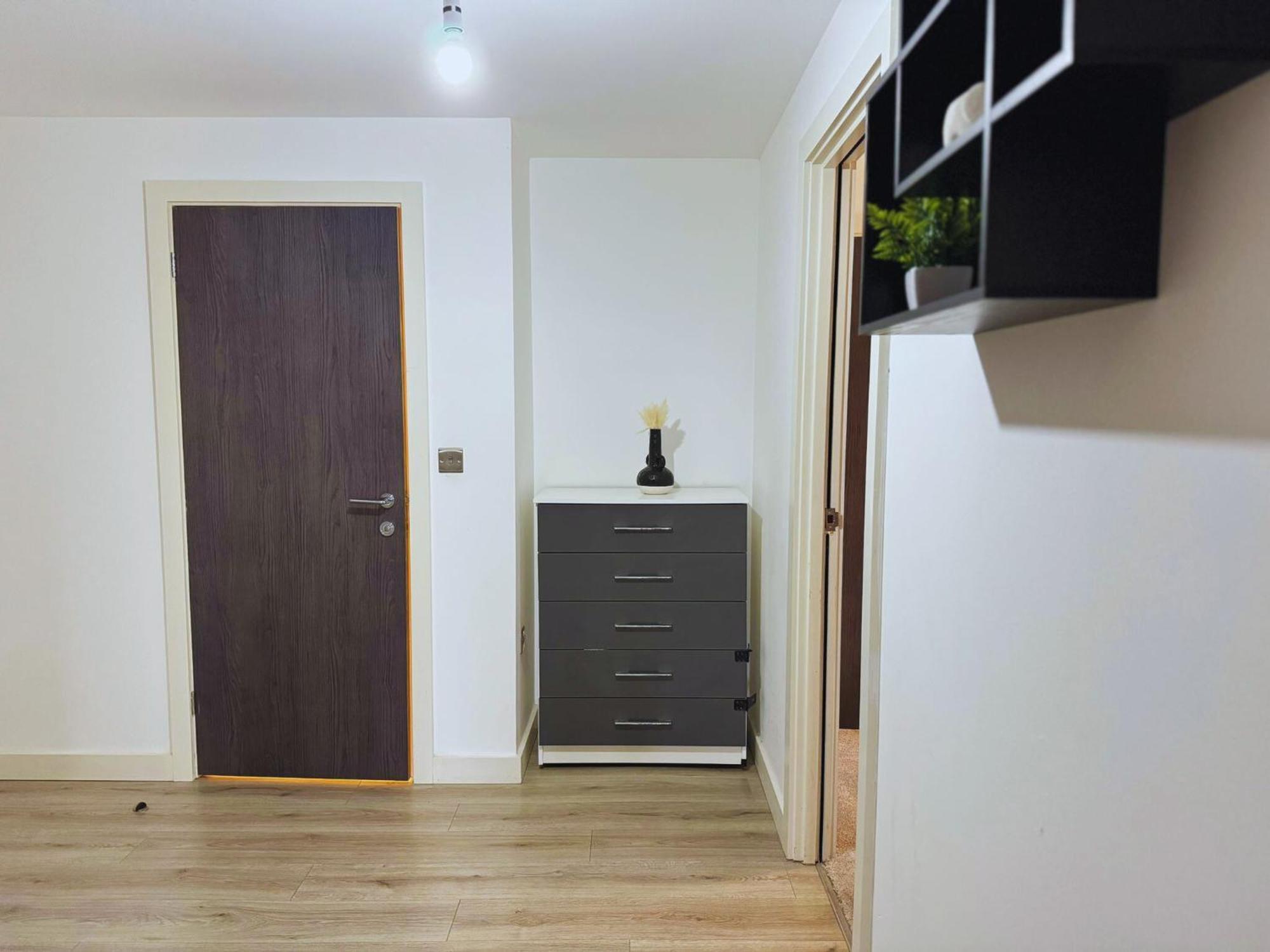 Stunning 2 Bed In Centre With Free Parking - Sleeps 7 * Bradford (West Yorkshire)