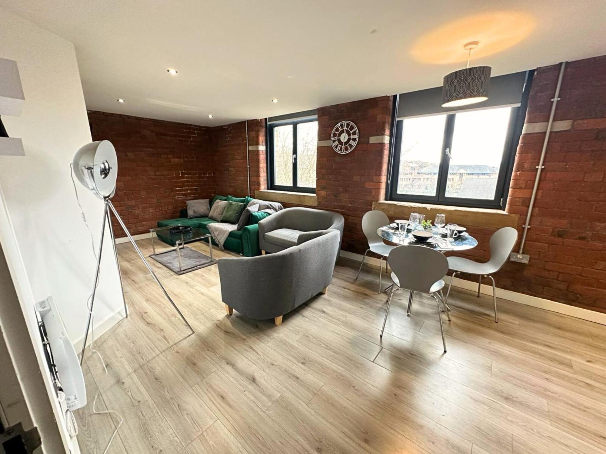 Stunning 2 Bed In Centre With Free Parking - Sleeps 7 * Bradford (West Yorkshire)